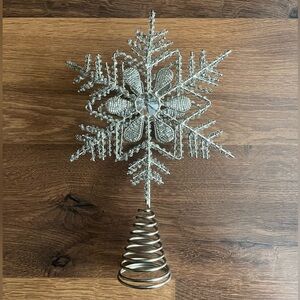 ✨ Christmas Tree Topper – Beaded Metal Snowflake Design ✨
